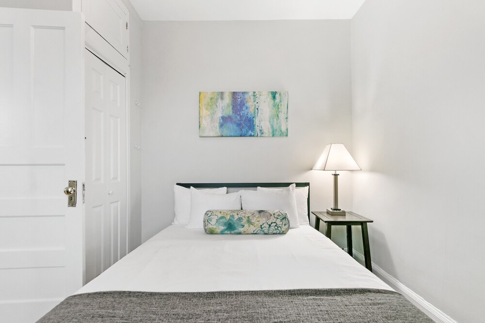 2BR near Wrigley - Grace 05-3