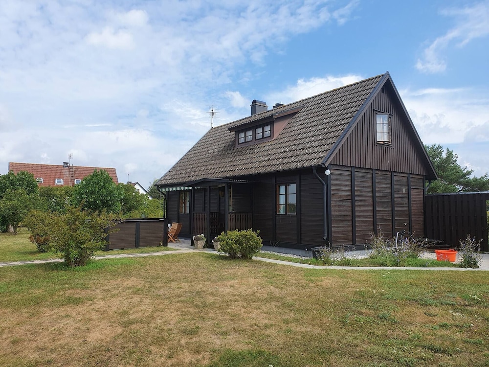 Villa w Open Fireplace and big Plot 5 min From the sea