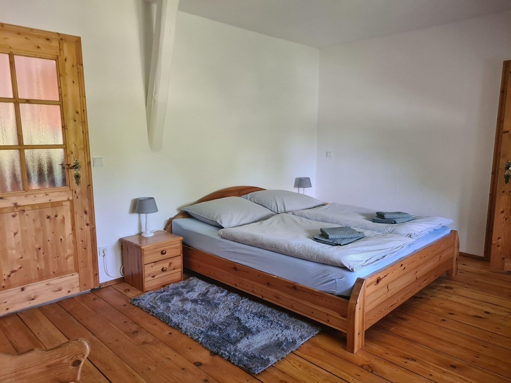 Retreat With Garden & Family Amenities