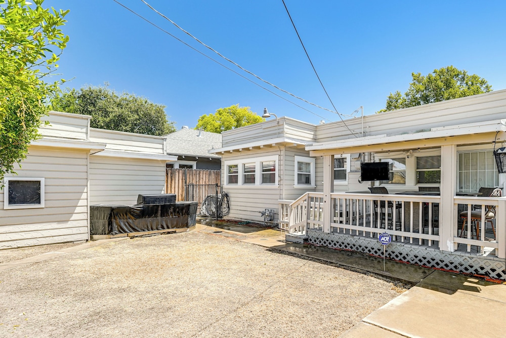 Miracle Mile Stay: Classic Stockton Home w/ Yard!