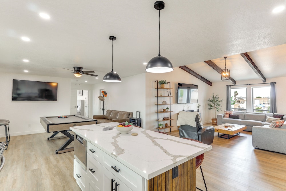 Poolside Relaxation: Group-friendly Home in Havasu