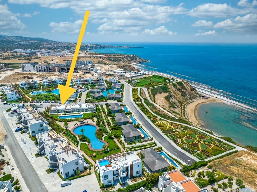 Gorgeous Seafront Villa in a Prime Resort