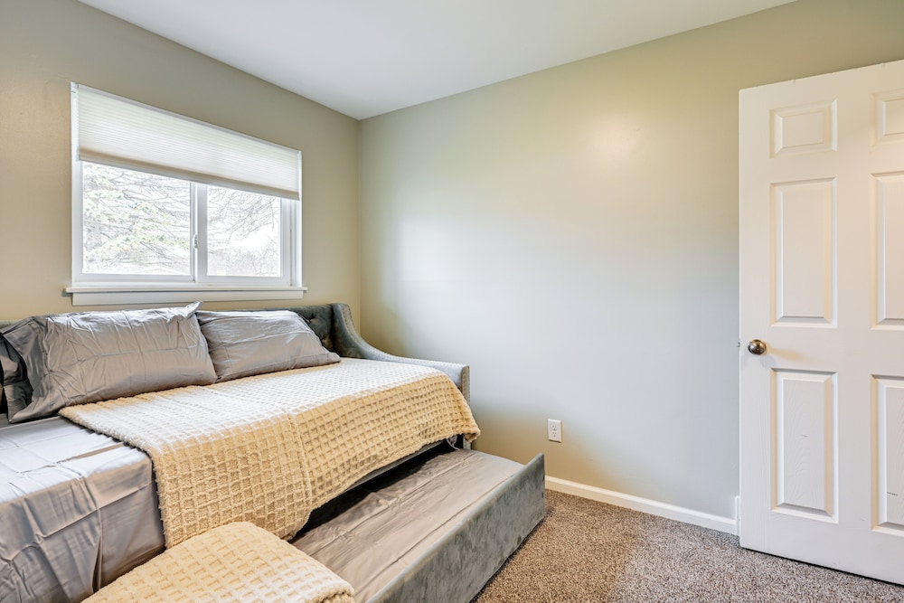 3 Mi to Dtwn Saginaw: Spacious & Updated Home!