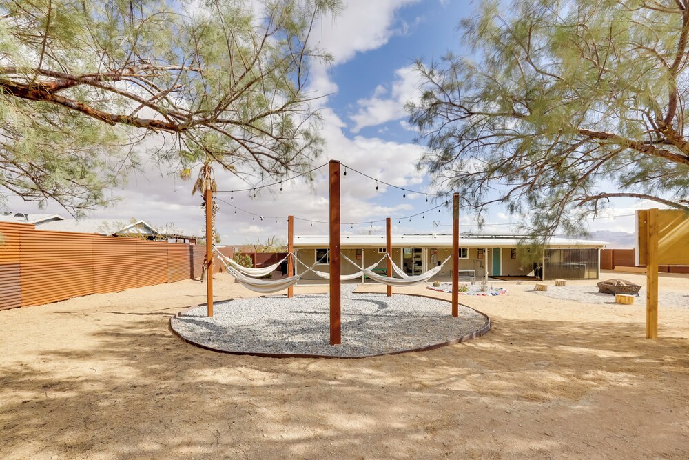 Mtn-view Home ~ 8 Mi to Joshua Tree Natl Park!