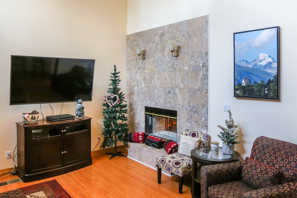 Spacious Big Bear Home w/ Game Room + Hot Tub!