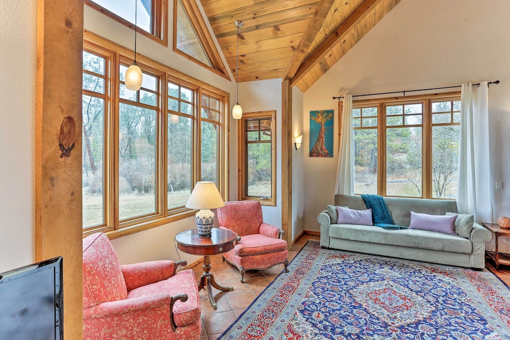 Peaceful Shasta Cascade Getaway on 15-acre Ranch!