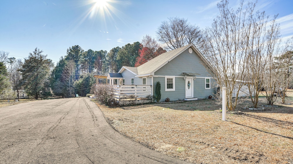 9 Mi to Downtown: Sanford Home w/ Hot Tub