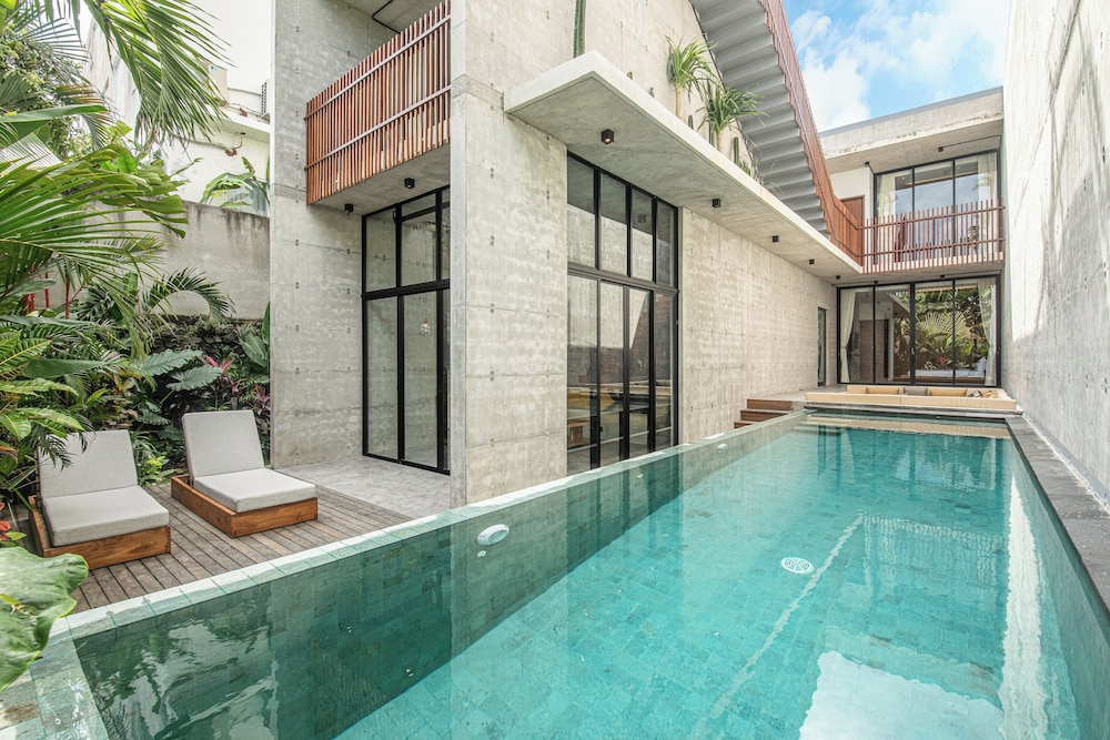 Modern 4BR Canggu Retreat Just 8mins to the Beach