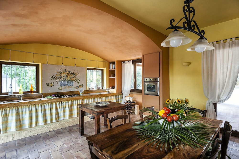Arangea en Marsala — kitchen