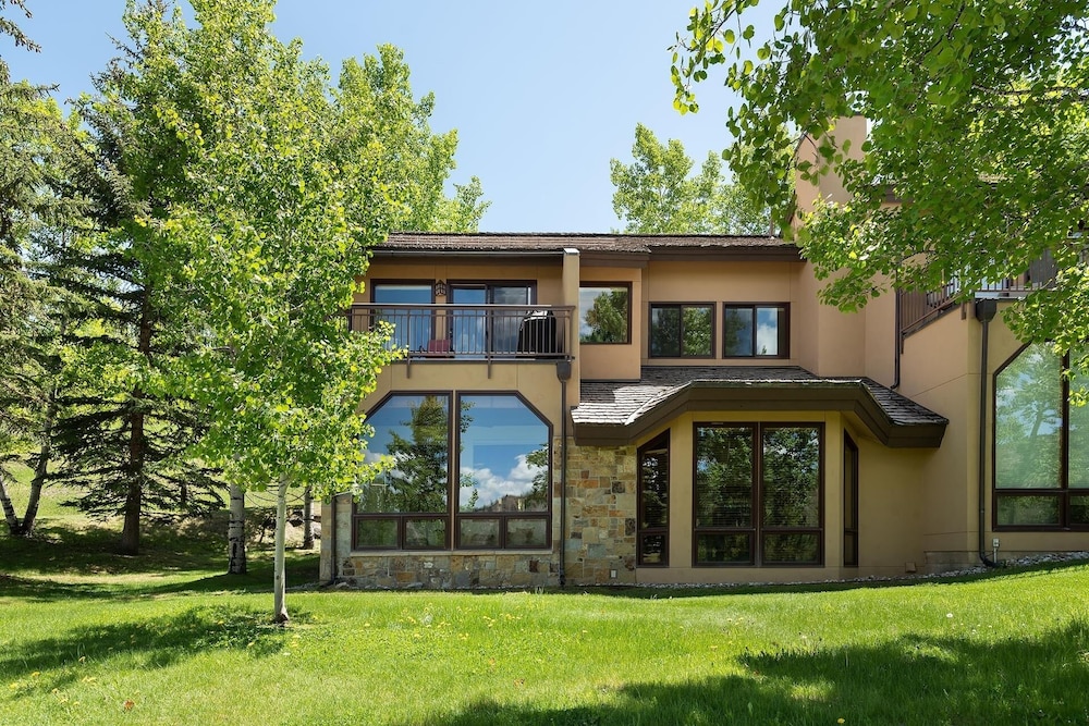 Lovely Townhome With Snowmass View And Ski-in/ski-out by The Woodrun V Townhouses by RedAwning view 4