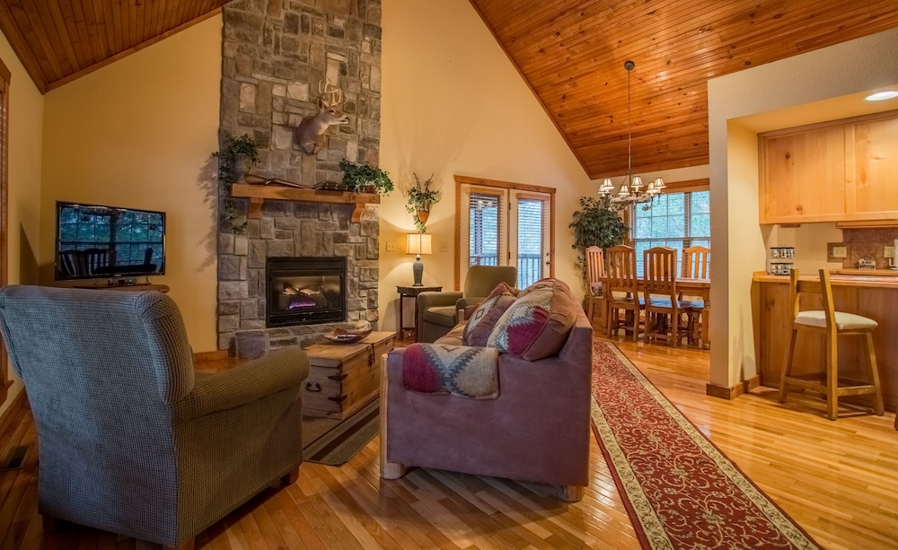Mayberry Lodge 2 Bedroom Cabin by RedAwning
