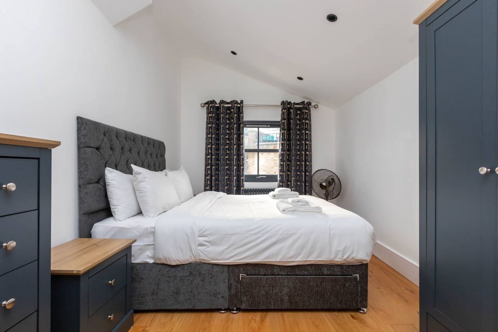 Contemporary 2 Bedroom Apartment on Columbia Road