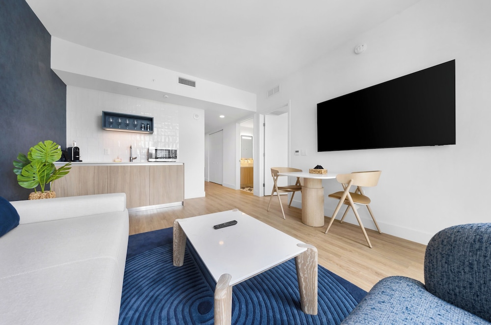 Chic Downtown 1BR with Stunning Views