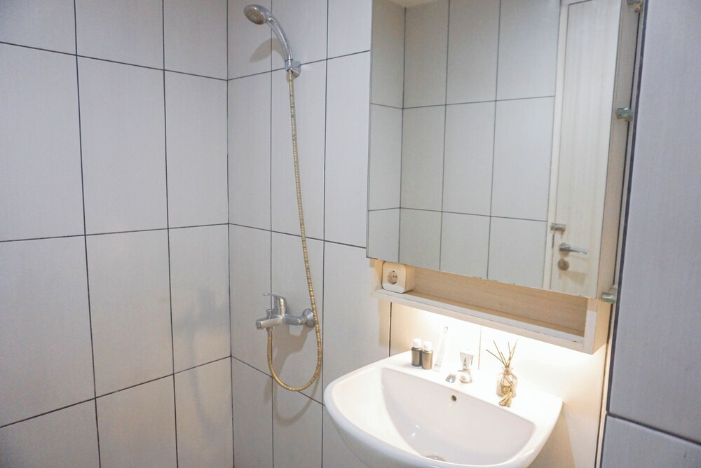 Comfy And Modern 2Br Grand Kamala Lagoon Apartment