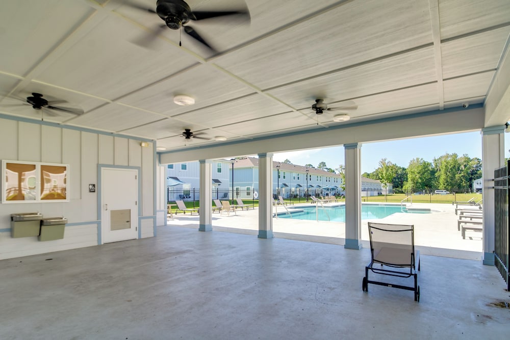 Pensacola Retreat w/ Pool Access, 20 Mi to Beach