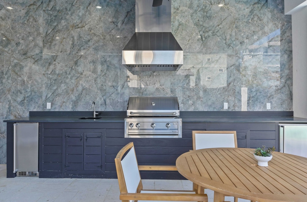 30A Salt & Solace Pool, Golf Cart, Hot Tub + Outdoor Kitchen