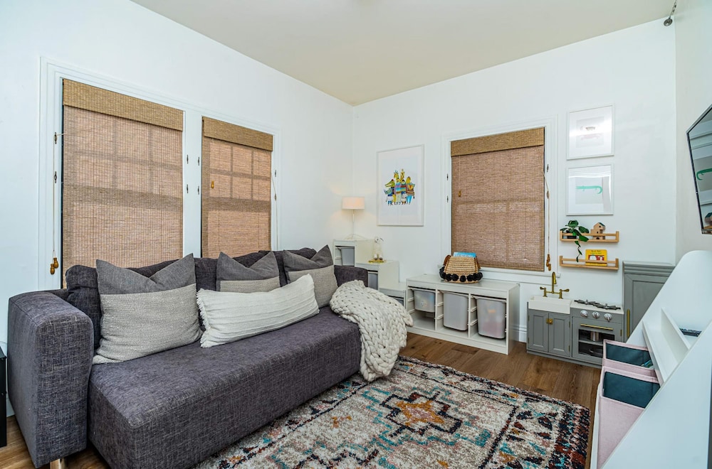 Spacious 5 BR Near Heart of South Park