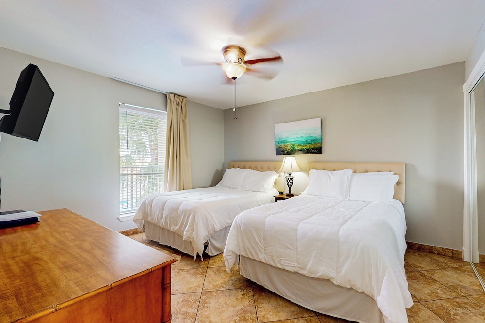 3BR Beachfront Condo w/ Pools & Balcony