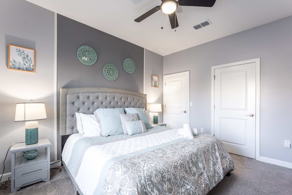 Private Disney Oasis With Pool Hot Tub Ps5 and Modern Amenities