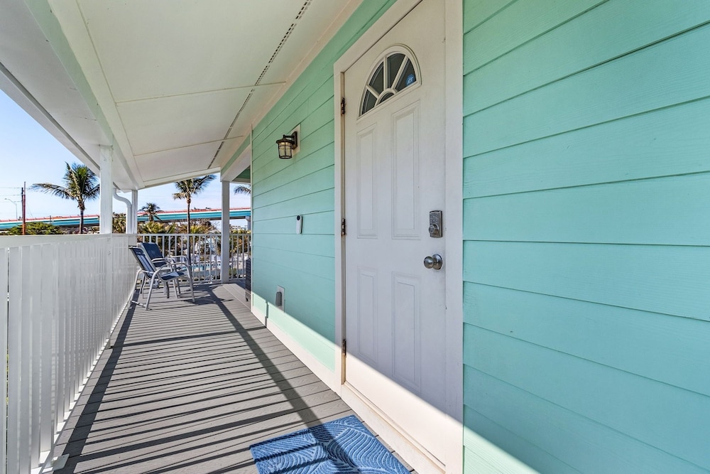 265 Beautiful Canal Front Pool Home 3 Bedroom Home