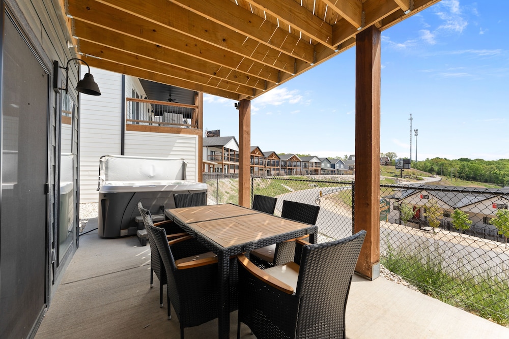Bourbon Bungalow 5 Bedroom Lodge by RedAwning