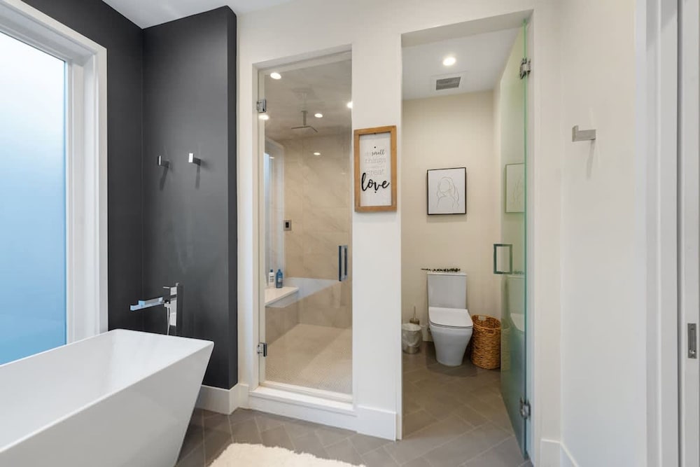Stunning 5BR Home With 2 Rooftops Sauna Hot Tub