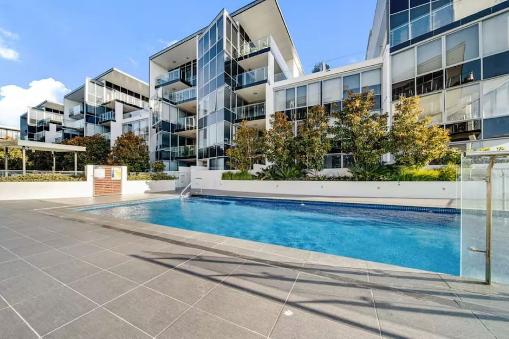 Spacious Lakefront Apartment With Pool Access