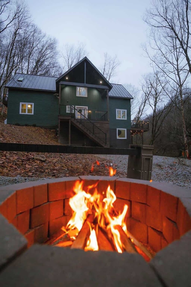 The Greenhouse With Indoor Slide Close to Hocking Hills