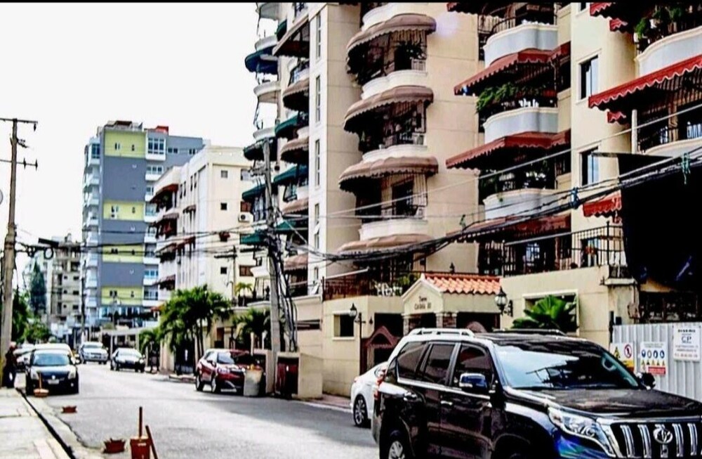 Penthouse in Evaristo Morales Sleeps 14