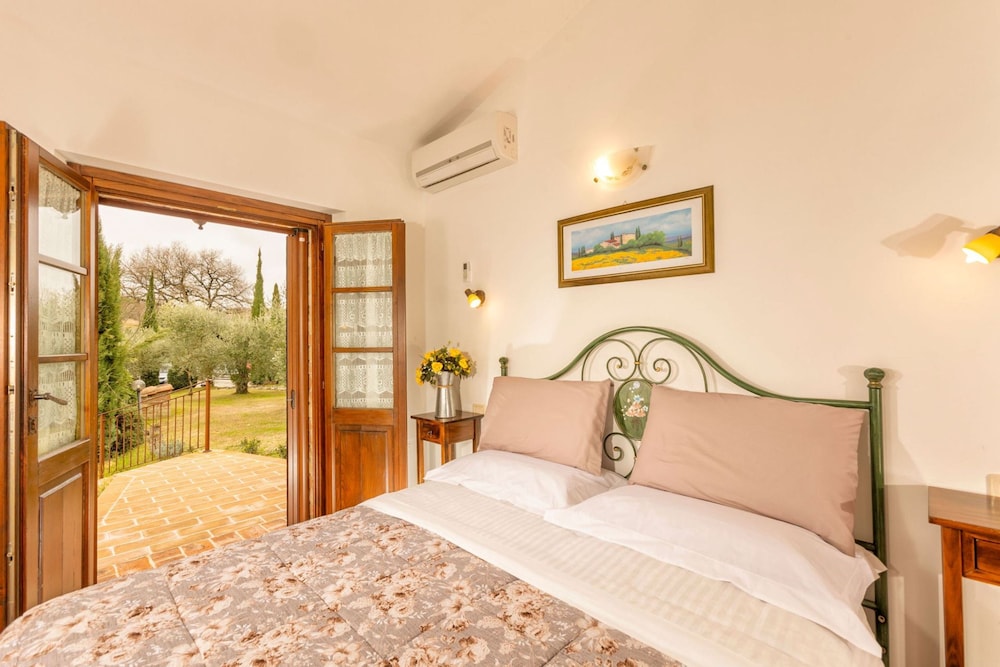 Podere Baiocco Sleeps 22 People 2 Private Pools Walking Distance to Town-podere Baiocco