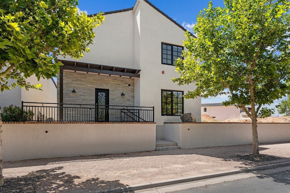 Desert Jewel With Private Gym And Pool 4 Bedroom Townhouse