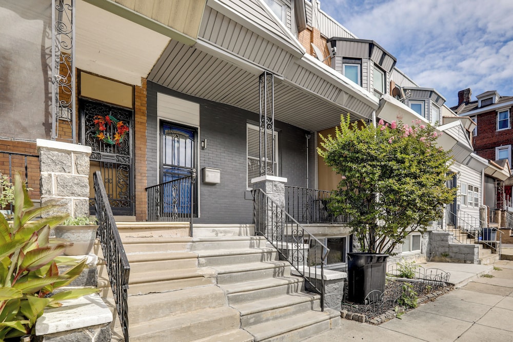 Private Backyard Jawn! Multi-level Philly Rowhouse