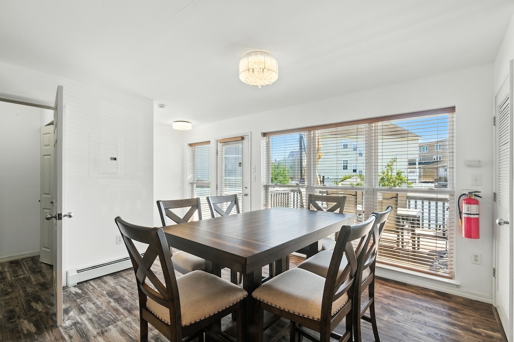 Stylish 3br Retreat Walk To Beach & Boardwalk 3 Bedroom Home