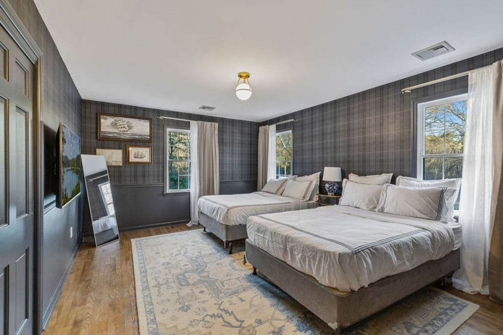 Peaceful Mini Mansion Sleeps 18