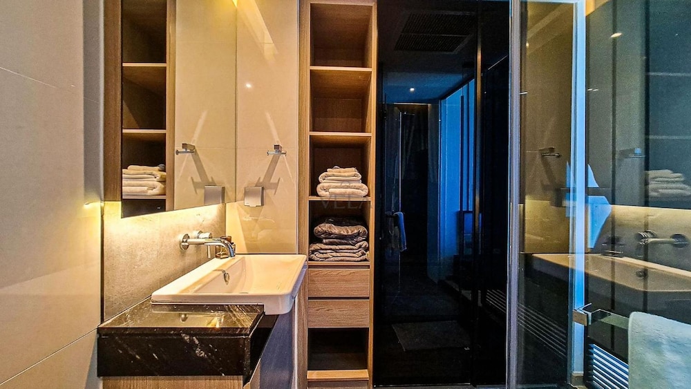 Stunning Sea View Condo -next To Beach