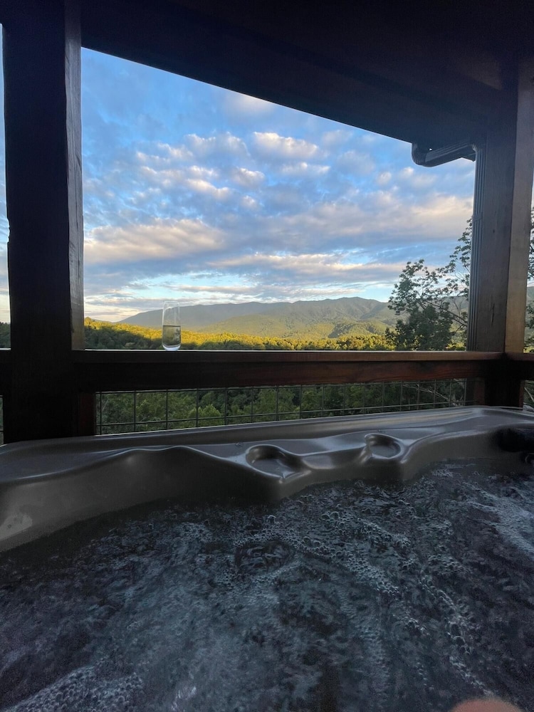 Brand New Chalet With Spectacular Views- Ursa Mons view 4