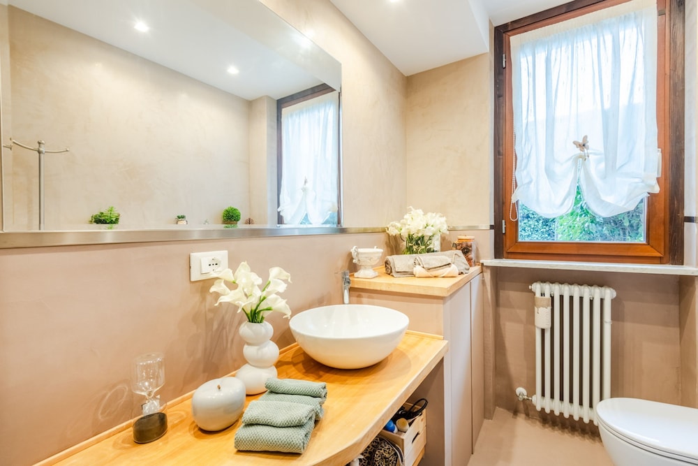 Casa Ambra in Lucca With 1 Bedrooms and 1 Bathrooms