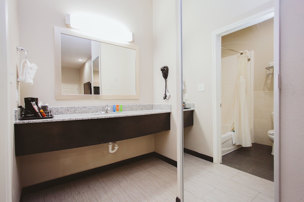 Americas Best Value Inn and Suites IAH Airport North - Property Image 9