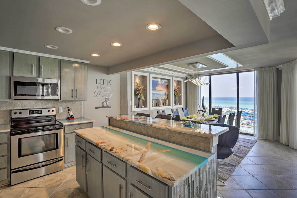 Panama City Beach Condo w/ Balcony & Ocean Views
