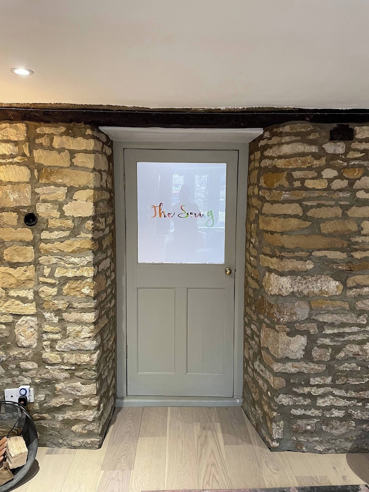 Cottage on High Street, own Parking and EV Charger