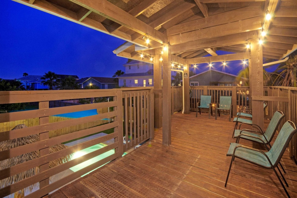 Private Pool, Yard, Deck, by the Nature Preserve! Tipsy Flipper by Avantstay
