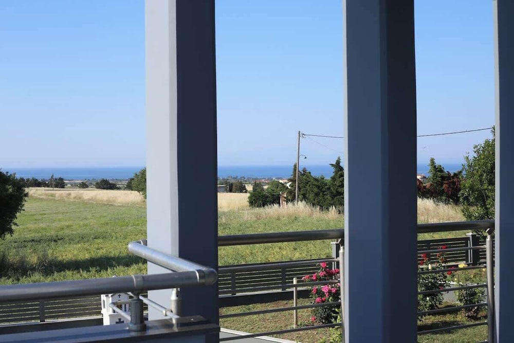 Villa Erytha - Serene Retreat With Views Garden