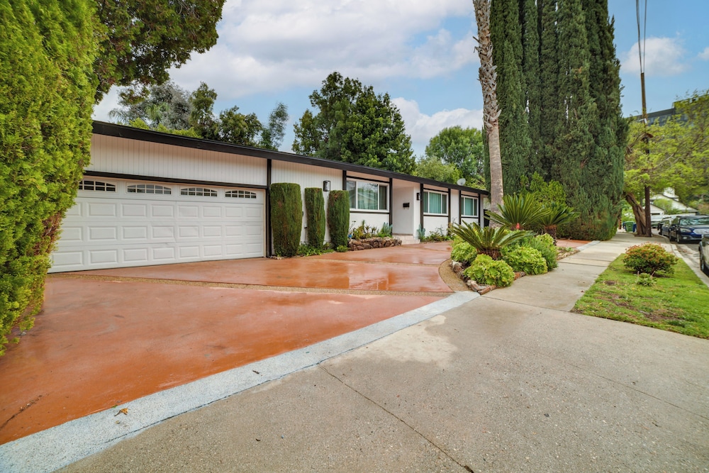 Private Pool & Patio: Luxe Encino Family Getaway