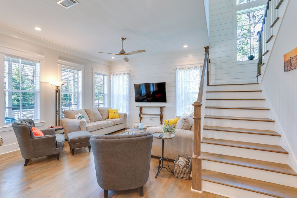 Family-friendly Santa Rosa Home: Walk to Beach!