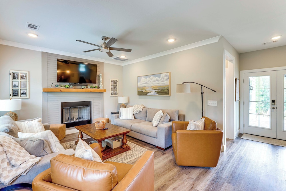 Walk to Lake Martin: Water-view Retreat w/ Deck!