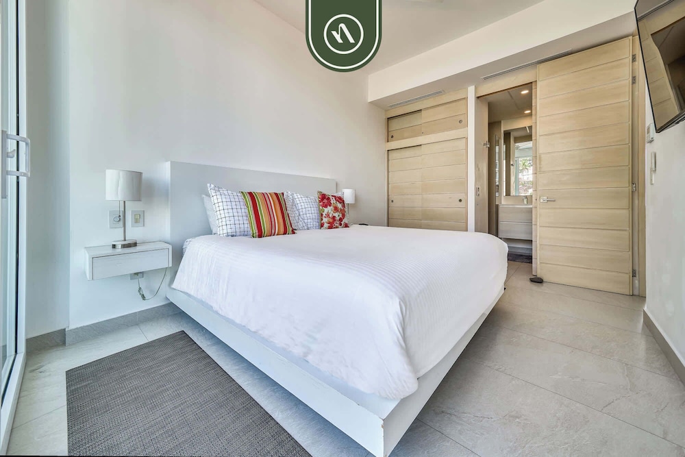 Oceanview Luxury Condo - Private Beach - Rooftpop