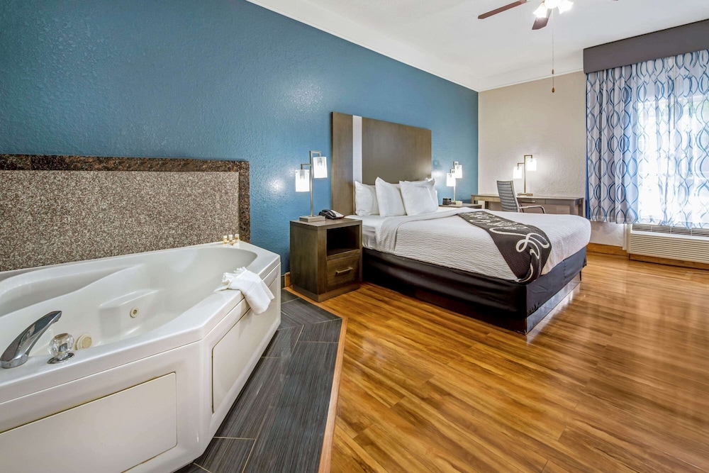 La Quinta Inn  Suites by Wyndham Kingwood Houston IAH Airpt - Property Image 8