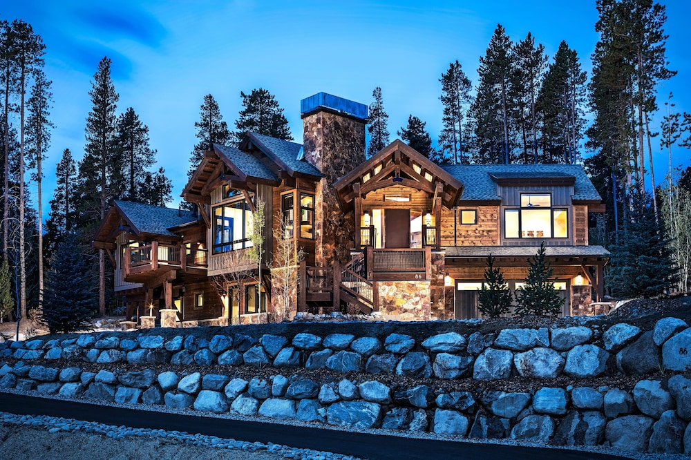 Hawk's Hideaway 6 Bedroom Home