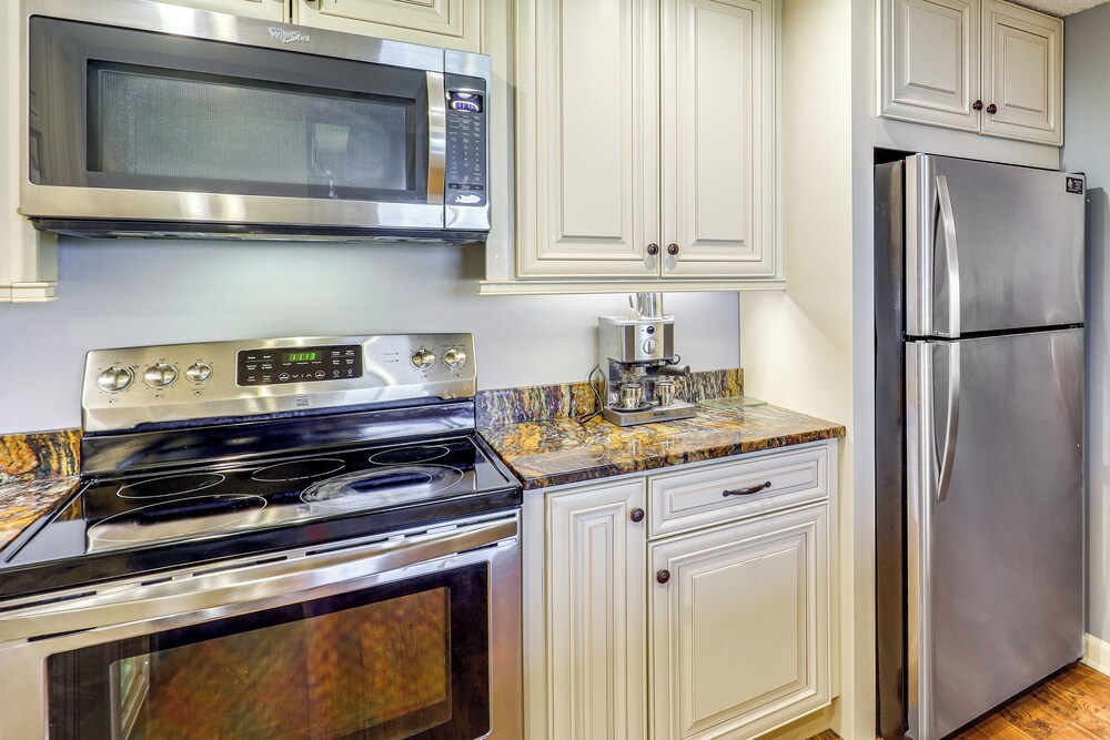 3 Mi to Sugar Mtn Resort: Condo w/ Pool & Hot Tub