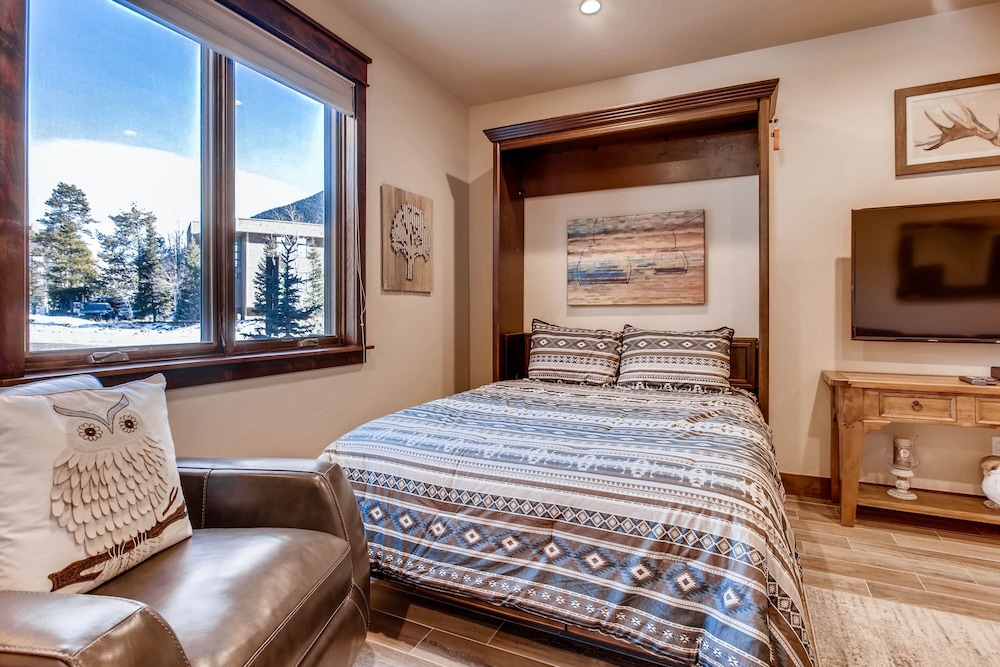 New 3bdr Luxury /sleeps 10 W Fireplace & Mountain Views 3 Bedroom Townhouse by RedAwning